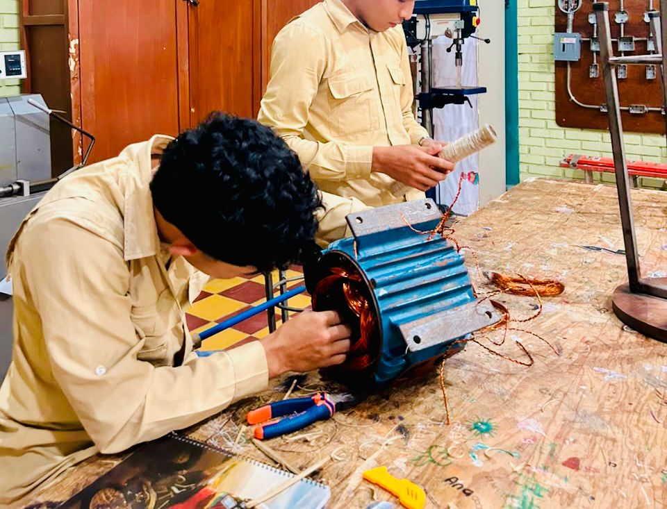 Técnicos electricistas en formación práctica