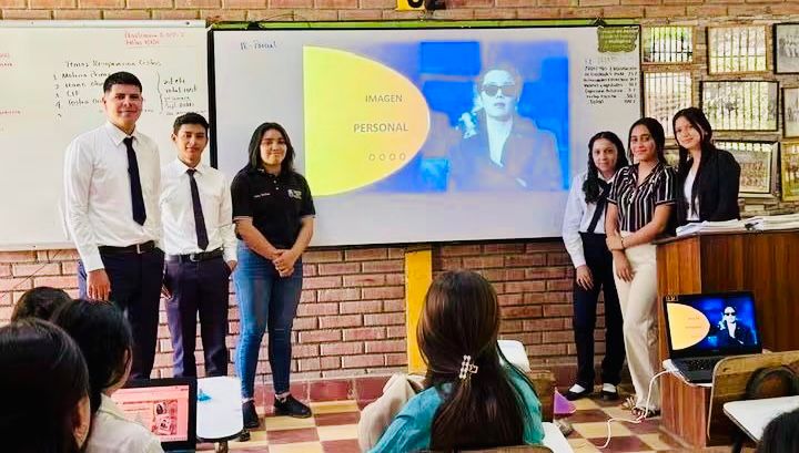 Estudiantes aplicando normativas contables